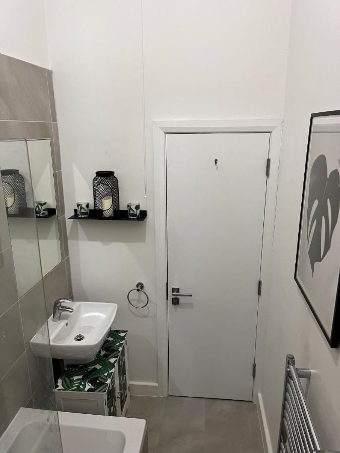 Spacious Modern 1-Bed Apartment Near Victoria Park Лондон Екстер'єр фото