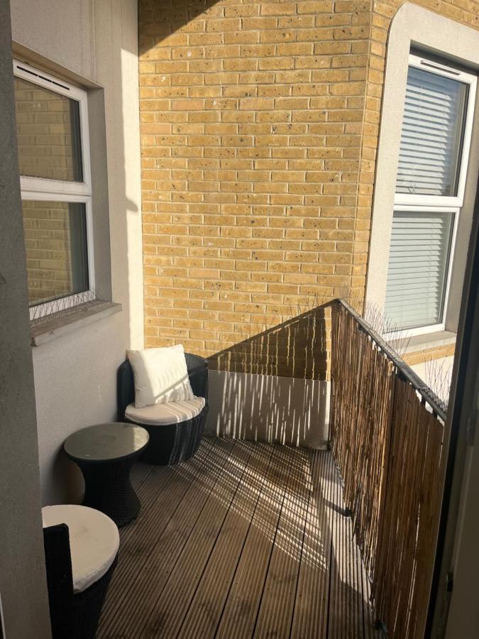 Spacious Modern 1-Bed Apartment Near Victoria Park Лондон Екстер'єр фото